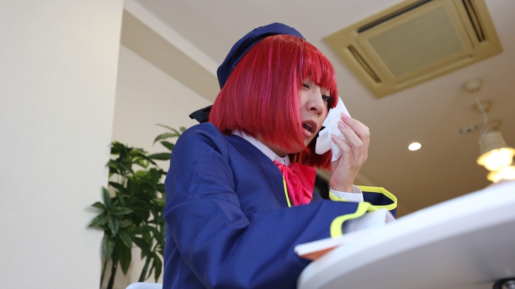 花粉症になったことを認めない有〇かな風ツンデレ女 The Tsundere Woman in Denial About Her Hay Fever