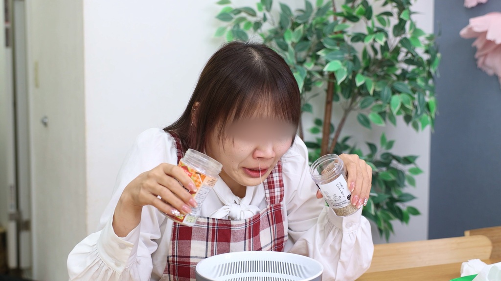 コショウの刺激でくしゃみ連発、鼻水が止まらないものさん Mono's Runny Nose and Sneezing Attack from Pepper