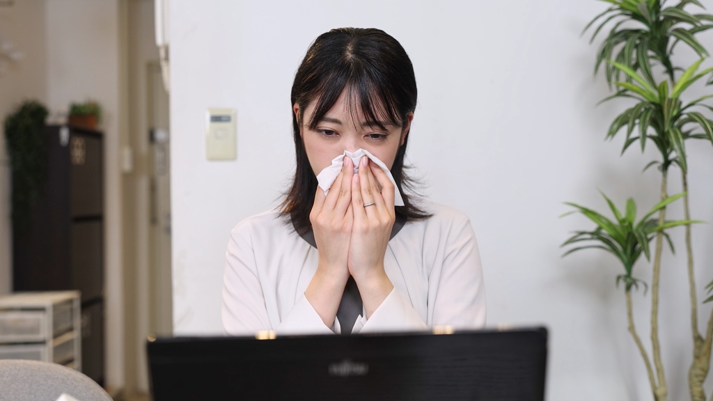 事務作業中、花粉症で激しいくしゃみが止まらないさらみさん Sarami's Intense Hay Fever Sneezes While Doing Office Tasks