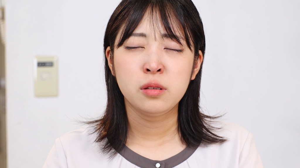 事務作業中、花粉症で激しいくしゃみが止まらないさらみさん Sarami's Intense Hay Fever Sneezes While Doing Office Tasks