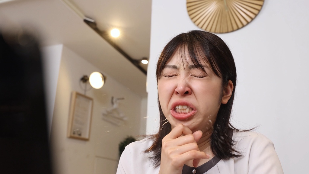 事務作業中、花粉症で激しいくしゃみが止まらないさらみさん Sarami's Intense Hay Fever Sneezes While Doing Office Tasks