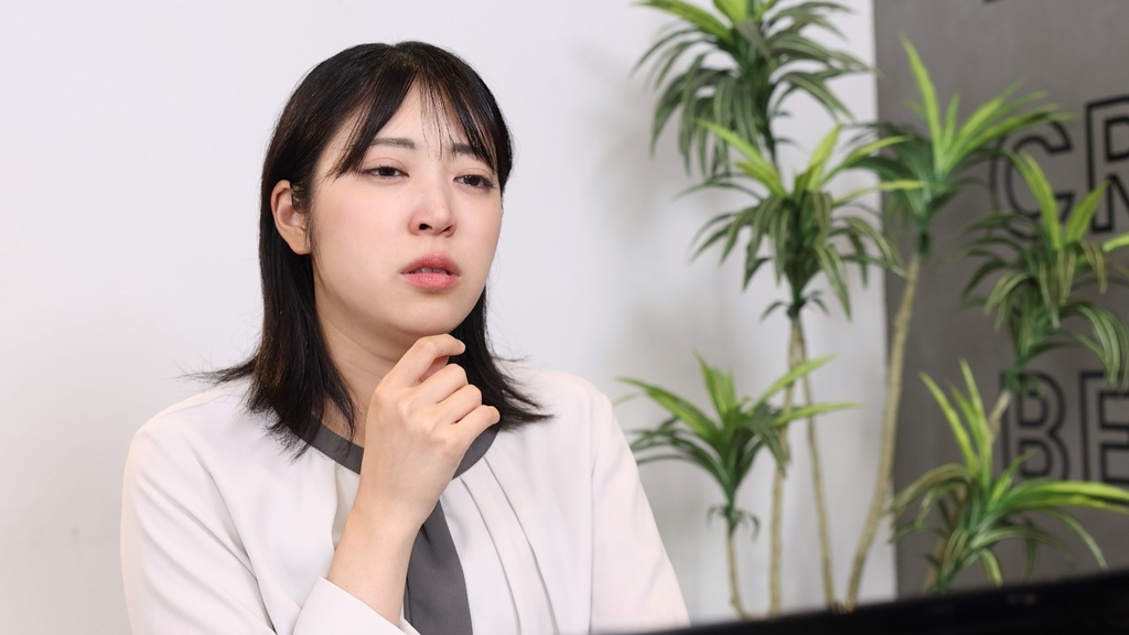 事務作業中、花粉症で激しいくしゃみが止まらないさらみさん Sarami's Intense Hay Fever Sneezes While Doing Office Tasks