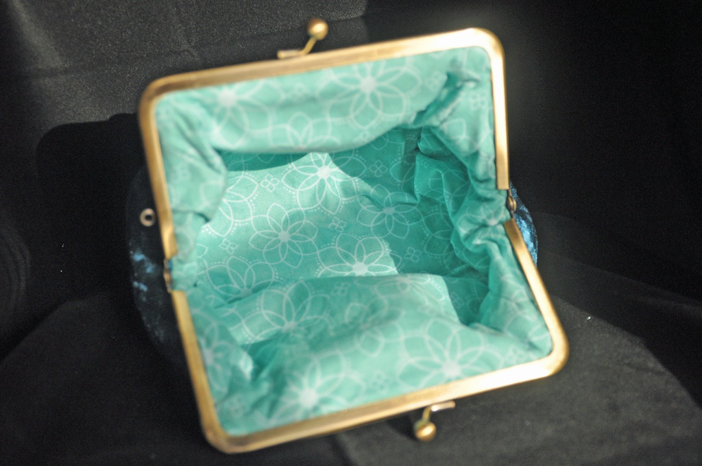 ベディヴィエール イメージがま口ポーチ