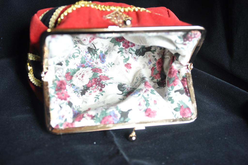 モードレッド イメージがま口ポーチ