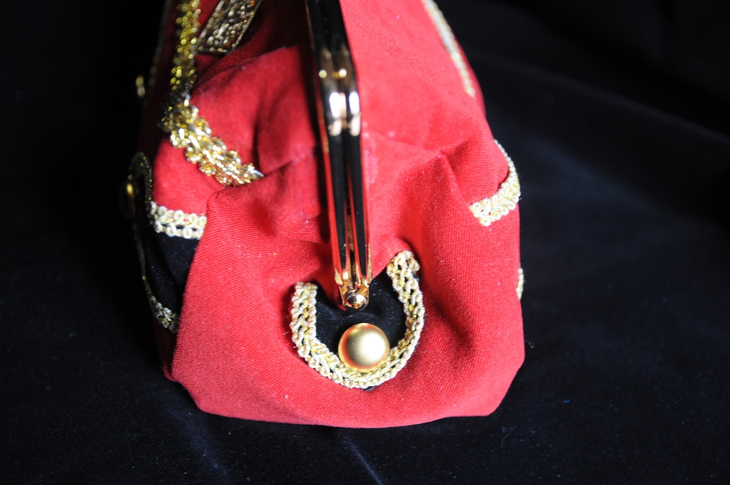 モードレッド イメージがま口ポーチ