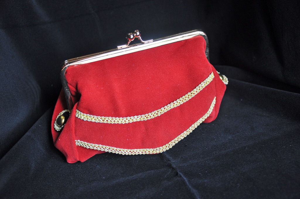 モードレッド イメージがま口ポーチ