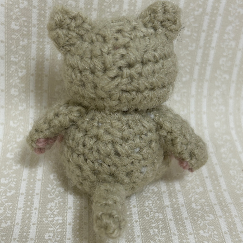 みんにゃちがってみんにゃいい編みぐるみ (グレージュ)