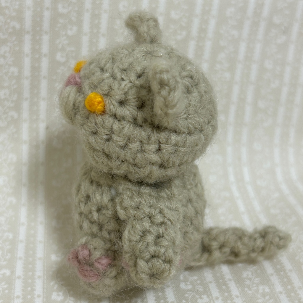 みんにゃちがってみんにゃいい編みぐるみ (グレージュ)