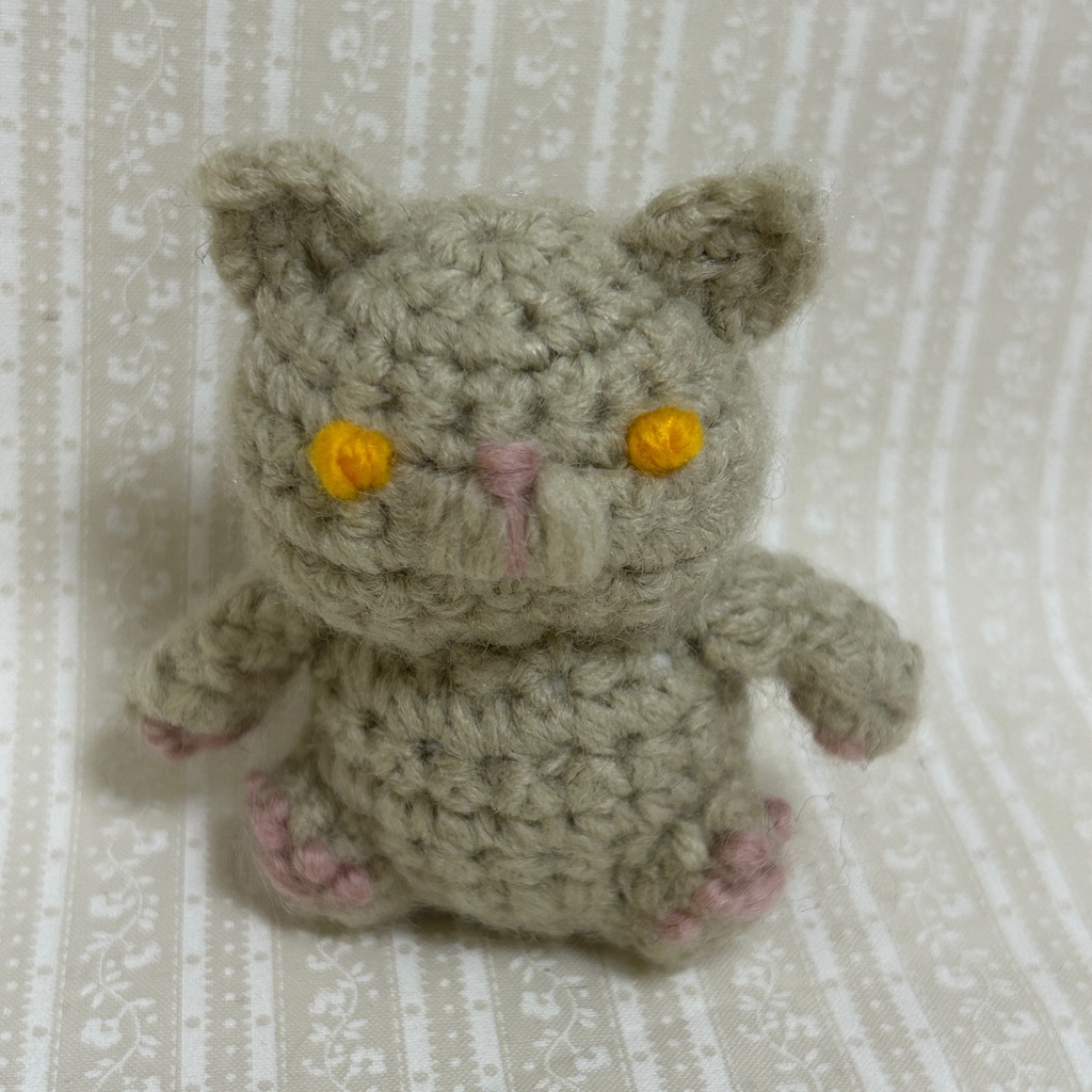 みんにゃちがってみんにゃいい編みぐるみ (グレージュ)