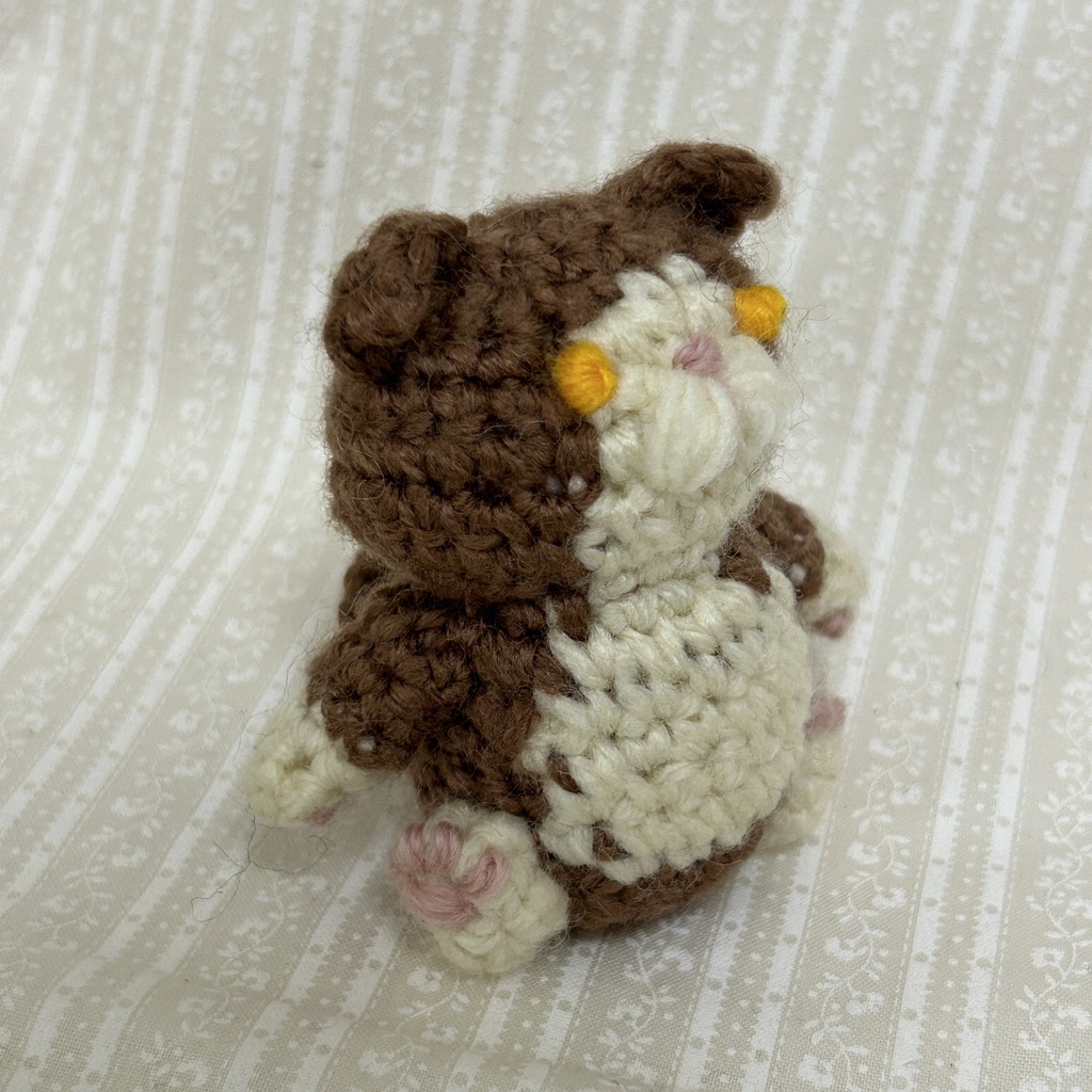 みんにゃちがってみんにゃいい編みぐるみ (ブラウンハチワレ)