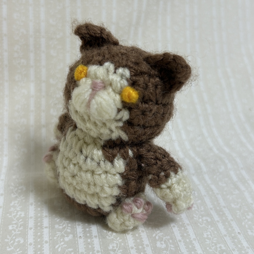 みんにゃちがってみんにゃいい編みぐるみ (ブラウンハチワレ)