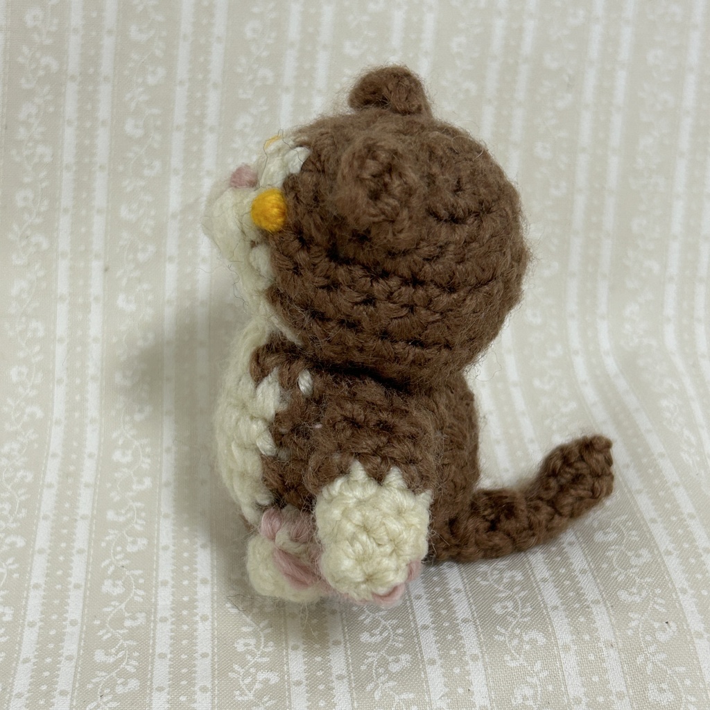 みんにゃちがってみんにゃいい編みぐるみ (ブラウンハチワレ)