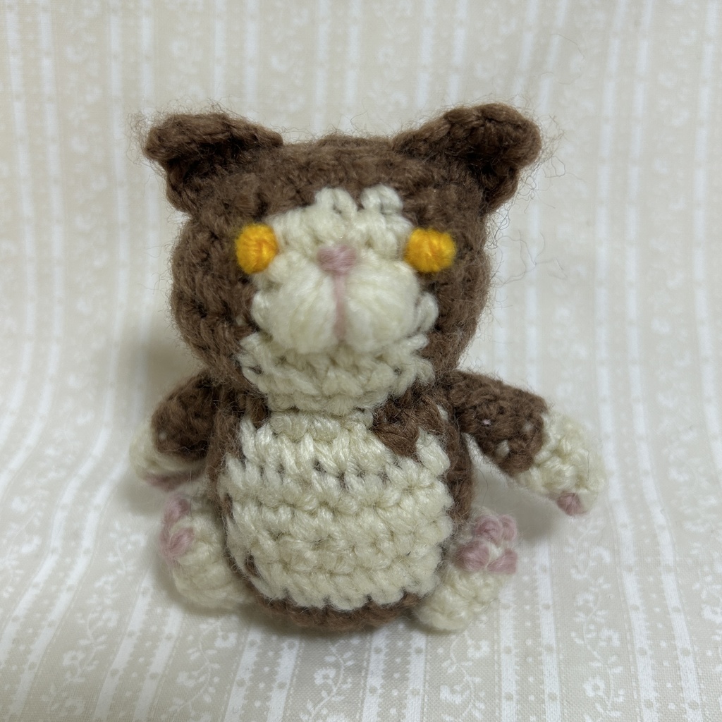 みんにゃちがってみんにゃいい編みぐるみ (ブラウンハチワレ)