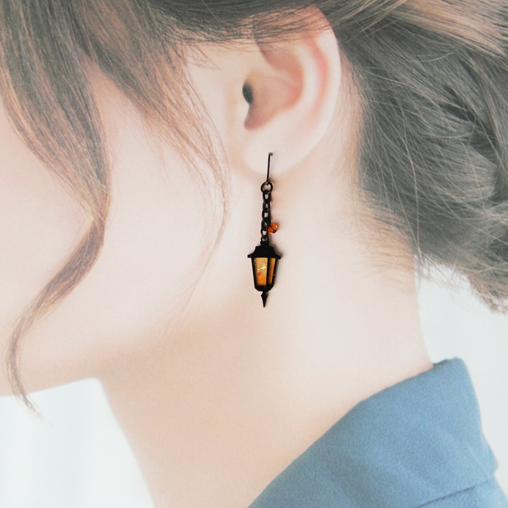 夜を照らす街灯のピアス/イヤリング(青)