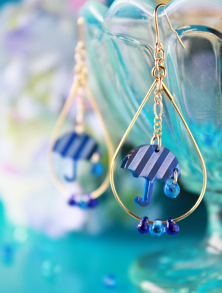 雨の日のための傘のピアス/イヤリング(ブルー)