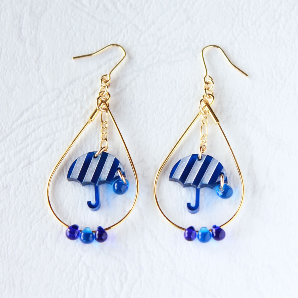 雨の日のための傘のピアス/イヤリング(ブルー)