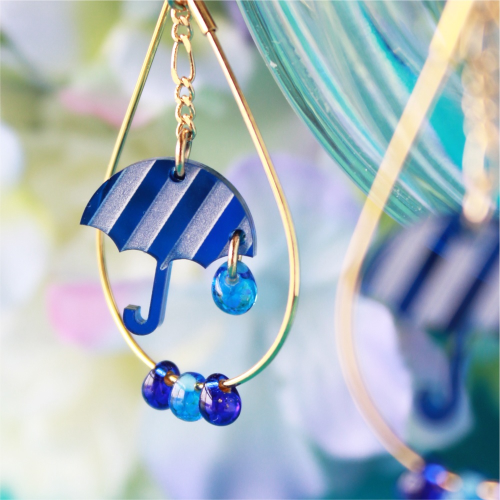 雨の日のための傘のピアス/イヤリング(ブルー)