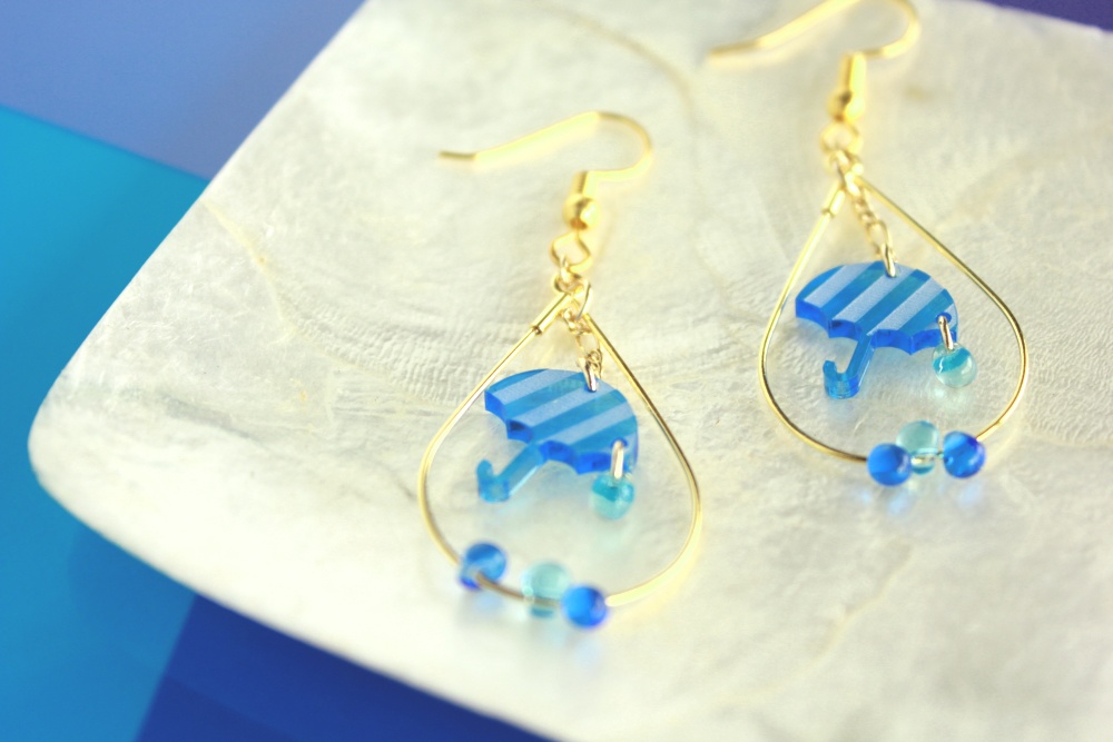 雨の日のための傘のピアス/イヤリング(水色)