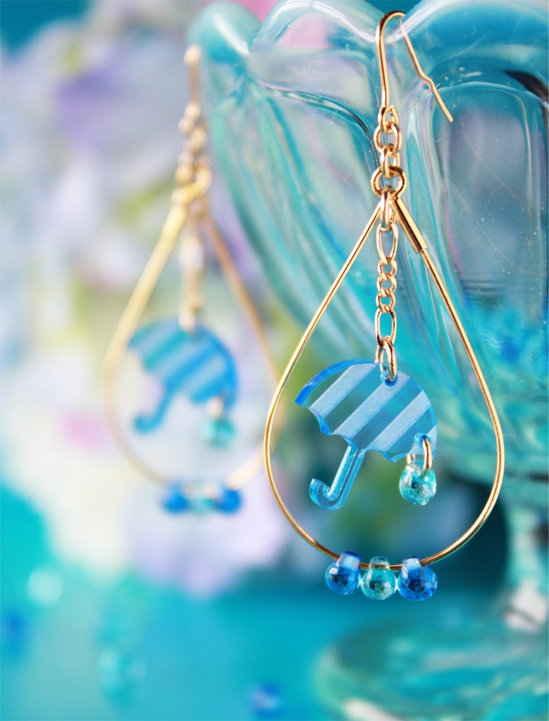 雨の日のための傘のピアス/イヤリング(水色)