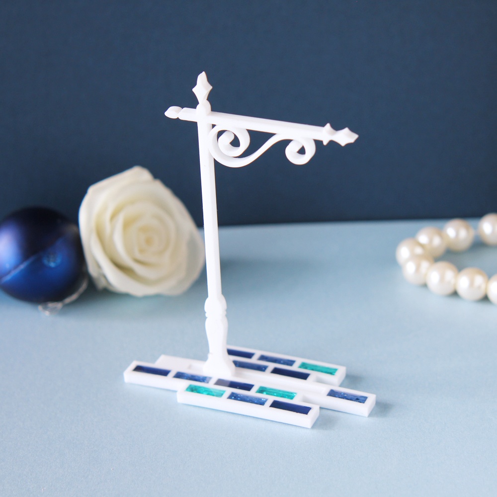 夜を照らす街灯のアクセサリースタンド(白)