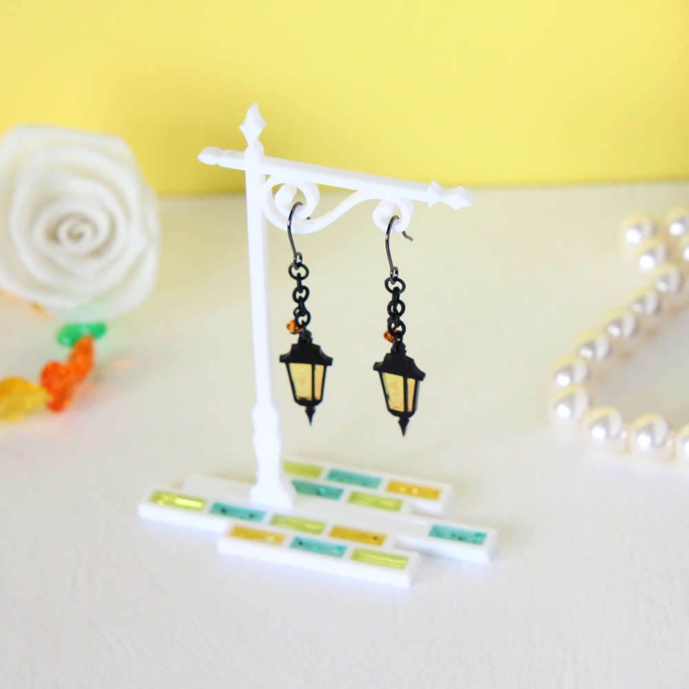 夜を照らす街灯のアクセサリースタンド(白)