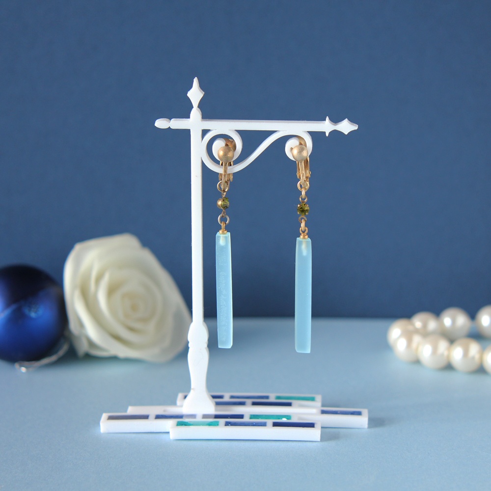 夜を照らす街灯のアクセサリースタンド(白)