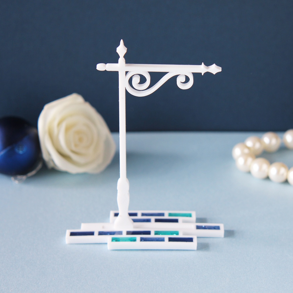 夜を照らす街灯のアクセサリースタンド(白)