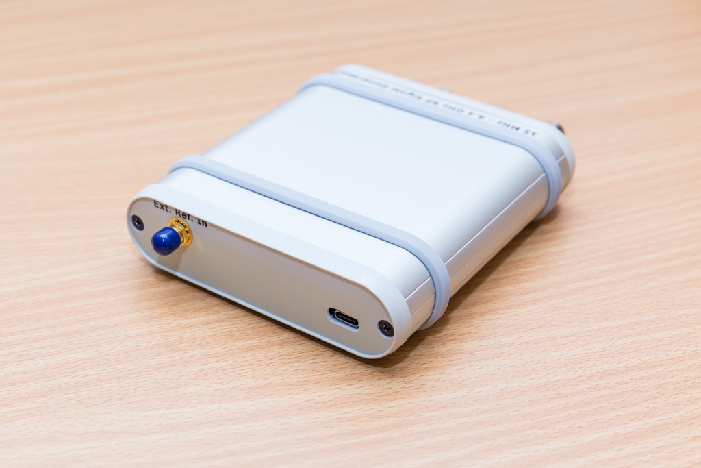 2-ch 35MHz-4.4GHz RF信号発生器