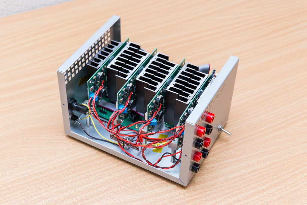 4-ch 12V/1A 4象限CVCC電源