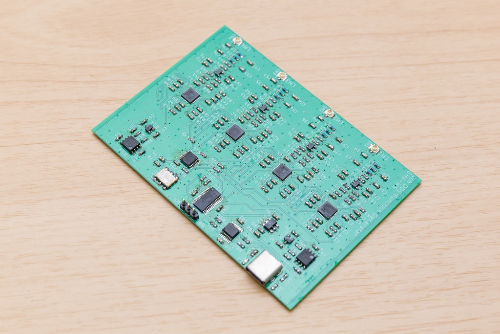 4-ch 25MHz 信号発生器