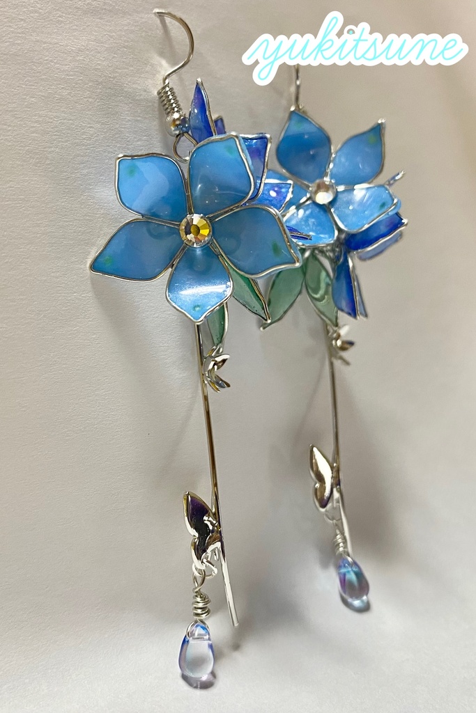 【No.81】雪狐レジン ハンドメイド デルフィニウム ピアス ワイヤー