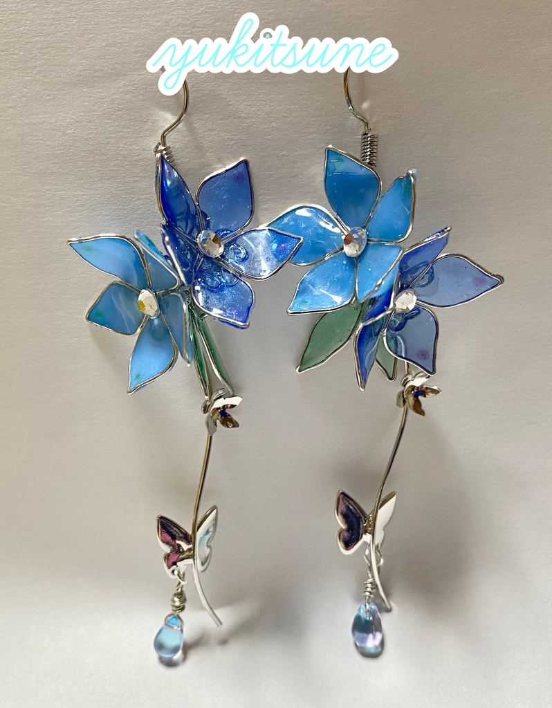 【No.81】雪狐レジン ハンドメイド デルフィニウム ピアス ワイヤー