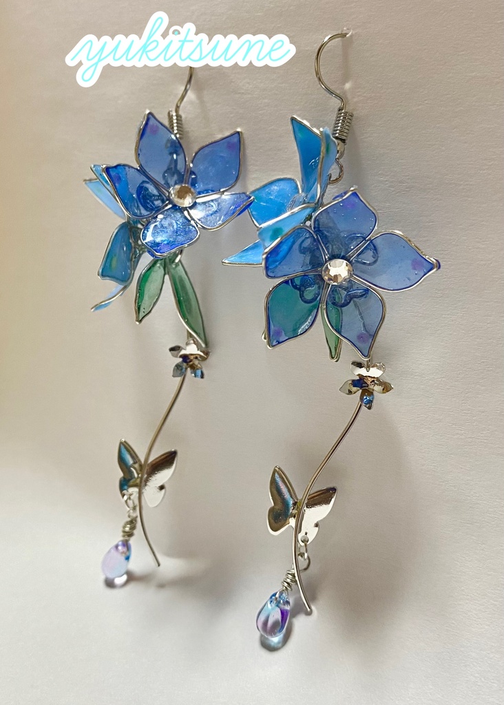 【No.81】雪狐レジン ハンドメイド デルフィニウム ピアス ワイヤー