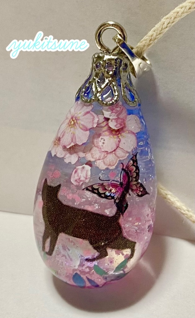【No.128】ハンドメイド 猫と桜 ネックレス ペンダント 猫 アクセサリー レジン 雪狐レジン