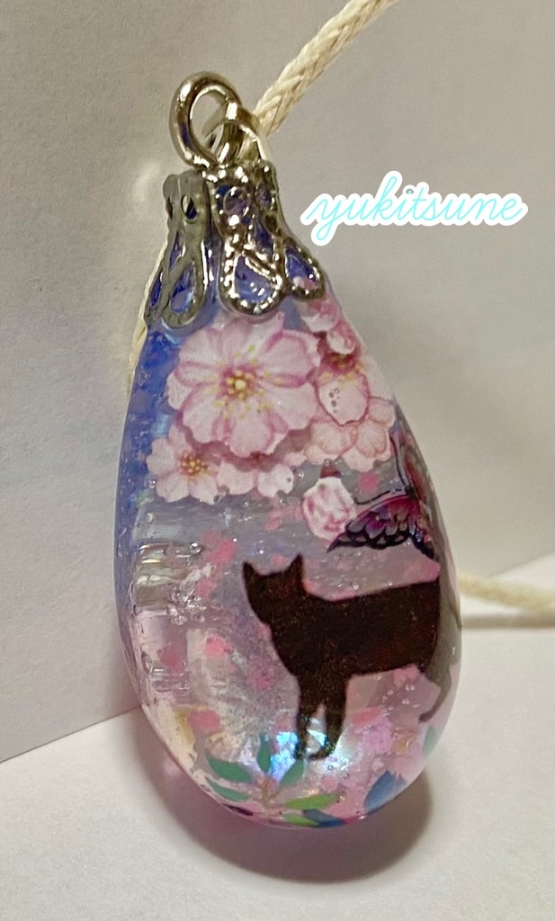 【No.128】ハンドメイド 猫と桜 ネックレス ペンダント 猫 アクセサリー レジン 雪狐レジン