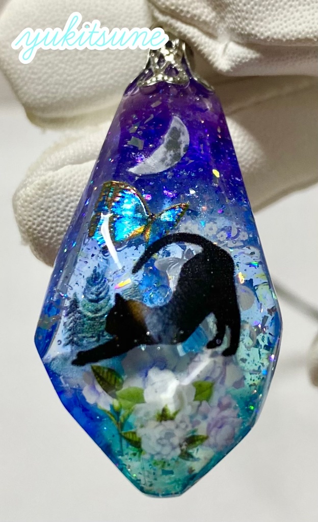 【No.130】ハンドメイド 月下の薔薇園 レジン バラ ネックレス ペンダント アクセサリー 猫 雪狐レジン