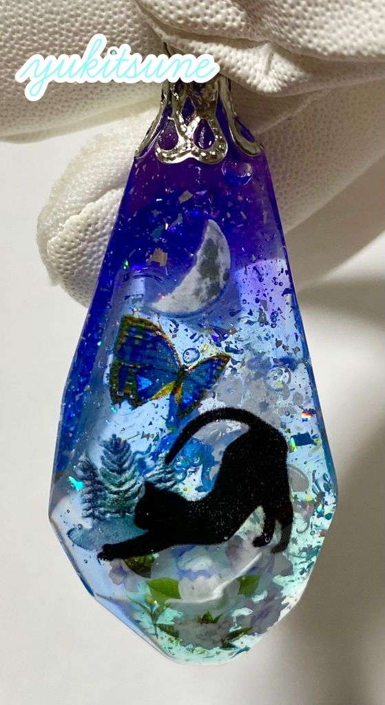 【No.130】ハンドメイド 月下の薔薇園 レジン バラ ネックレス ペンダント アクセサリー 猫 雪狐レジン