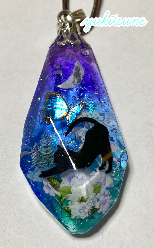 【No.130】ハンドメイド 月下の薔薇園 レジン バラ ネックレス ペンダント アクセサリー 猫 雪狐レジン