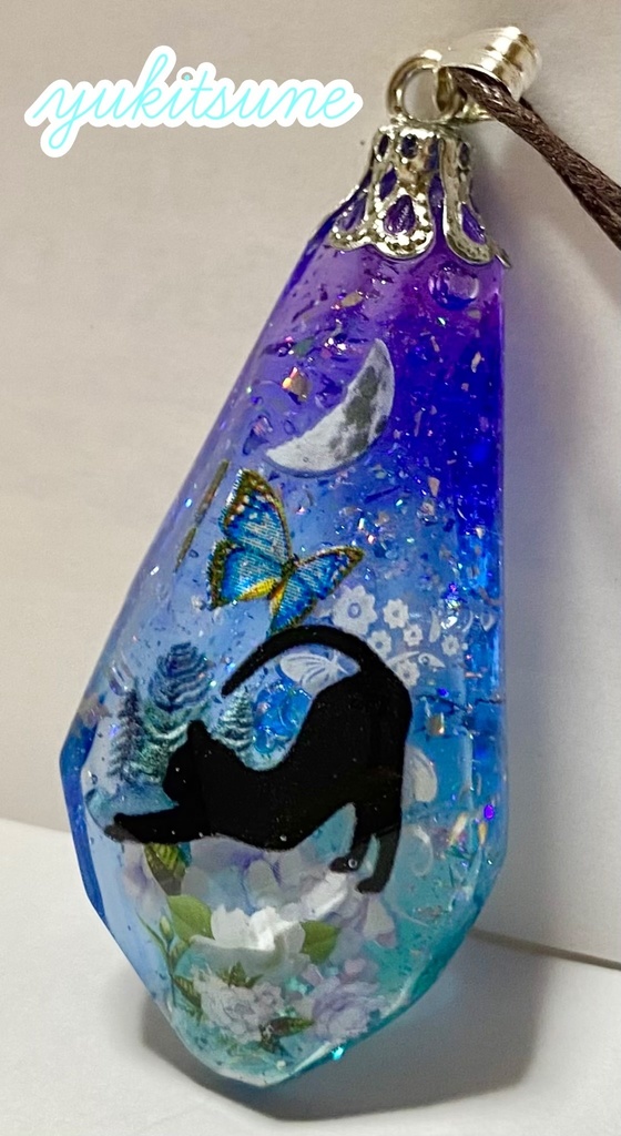【No.130】ハンドメイド 月下の薔薇園 レジン バラ ネックレス ペンダント アクセサリー 猫 雪狐レジン