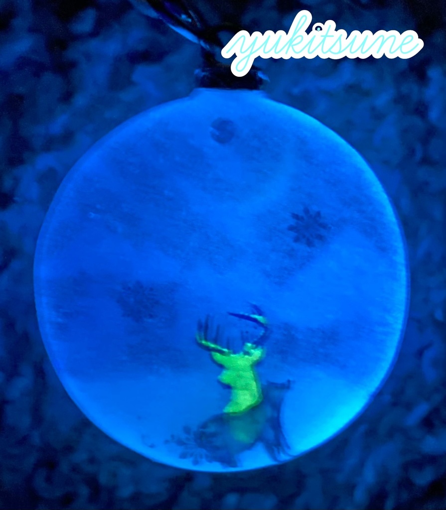 【No.133】ハンドメイド 雪原 レジン 猫 雪山 流星 ネックレス ペンダント 蓄光 雪狐レジン