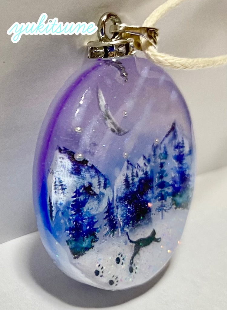 【No.133】ハンドメイド 雪原 レジン 猫 雪山 流星 ネックレス ペンダント 蓄光 雪狐レジン
