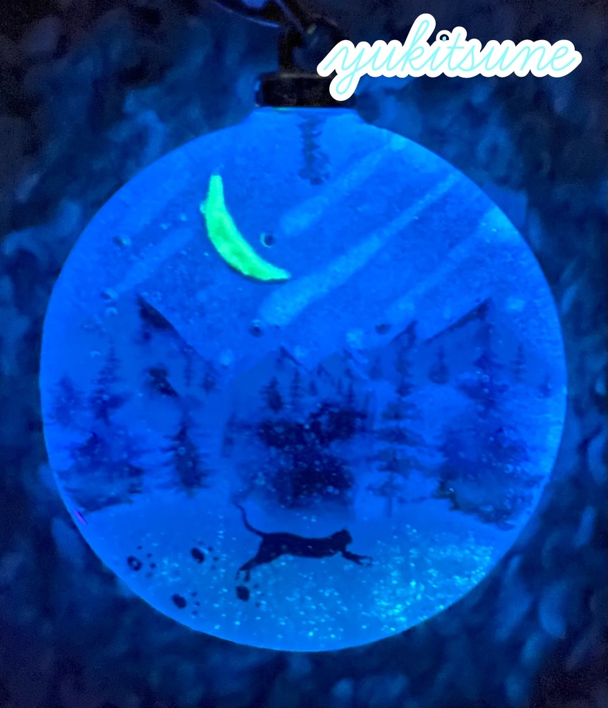【No.133】ハンドメイド 雪原 レジン 猫 雪山 流星 ネックレス ペンダント 蓄光 雪狐レジン