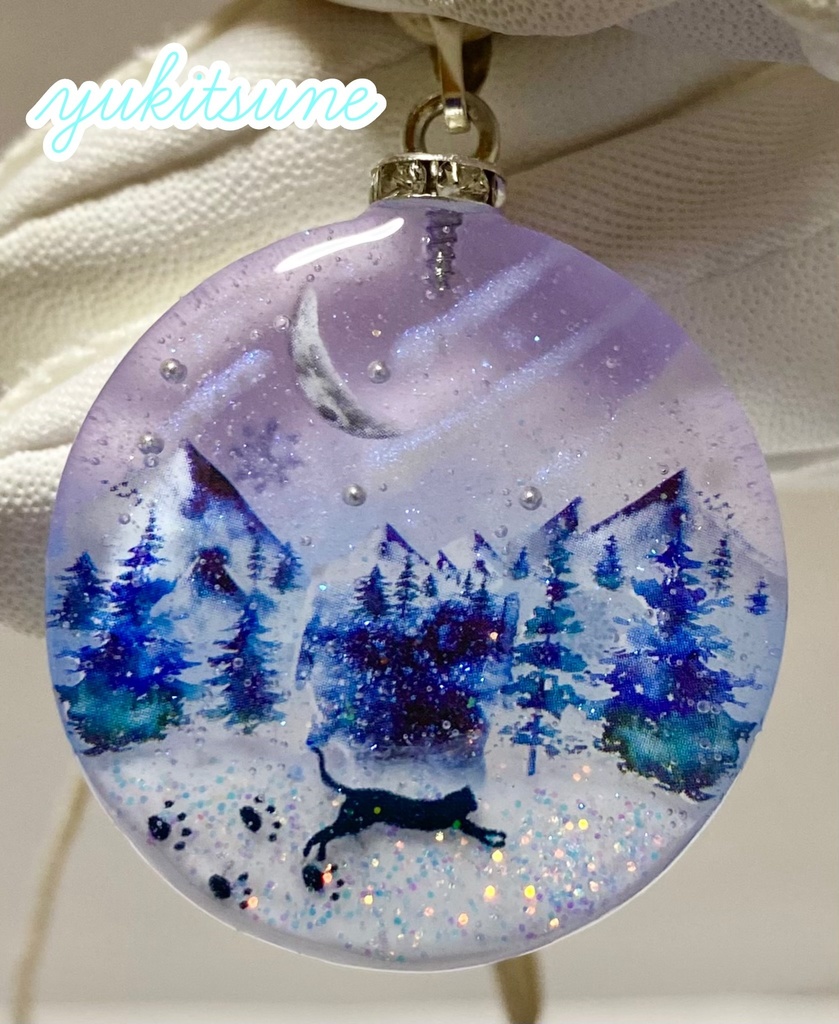 【No.133】ハンドメイド 雪原 レジン 猫 雪山 流星 ネックレス ペンダント 蓄光 雪狐レジン
