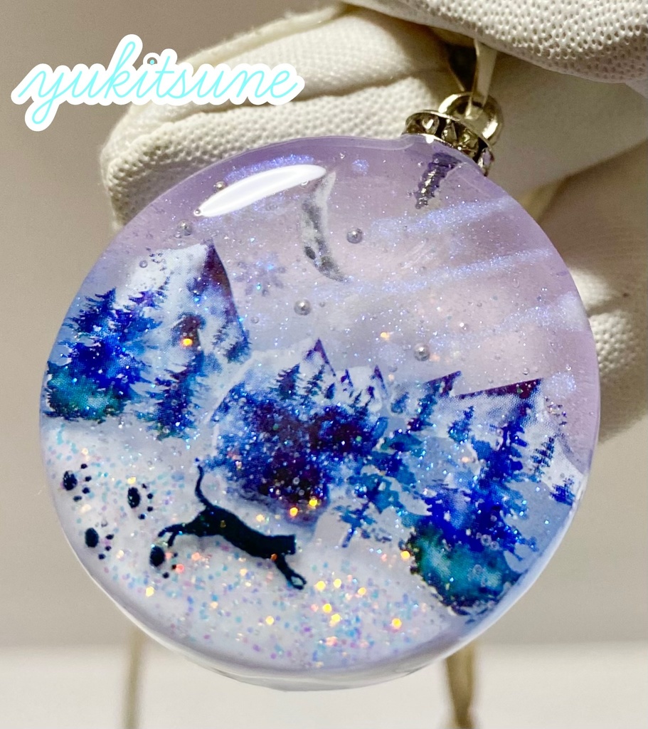 【No.133】ハンドメイド 雪原 レジン 猫 雪山 流星 ネックレス ペンダント 蓄光 雪狐レジン