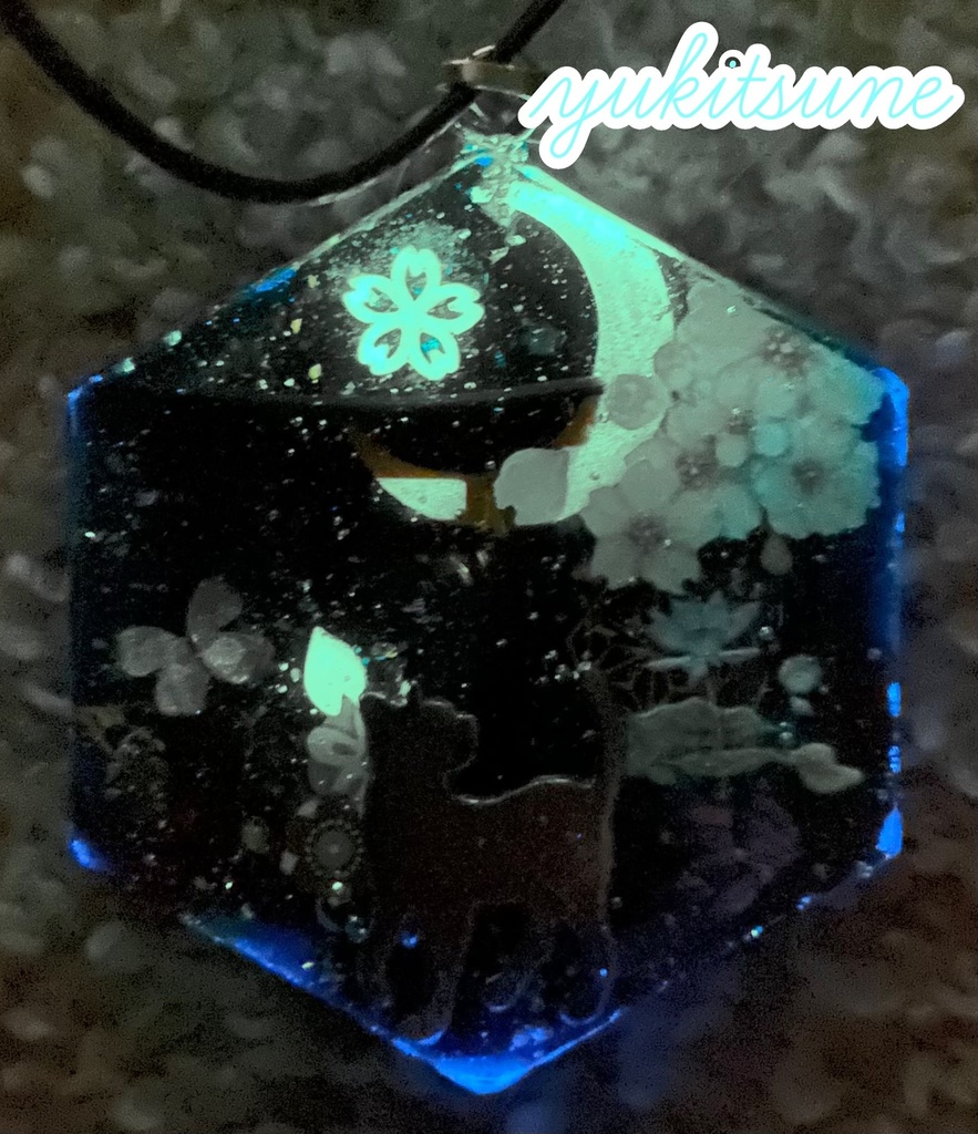 【No.135】ハンドメイド 和柄 レジン ネックレス ペンダント 雪狐レジン