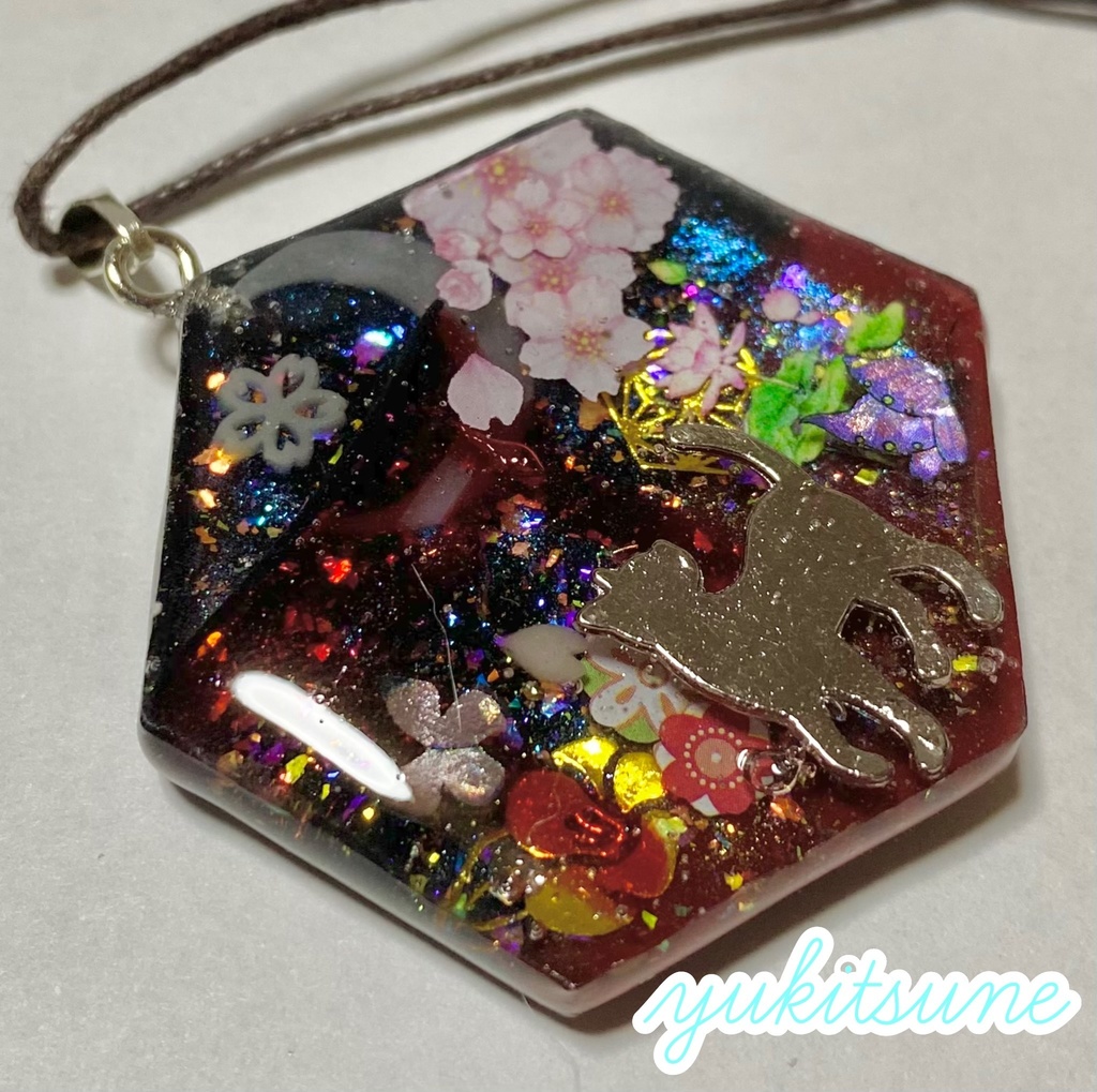 【No.135】ハンドメイド 和柄 レジン ネックレス ペンダント 雪狐レジン