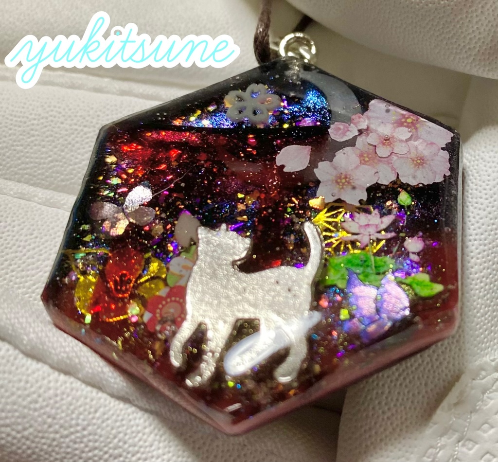【No.135】ハンドメイド 和柄 レジン ネックレス ペンダント 雪狐レジン
