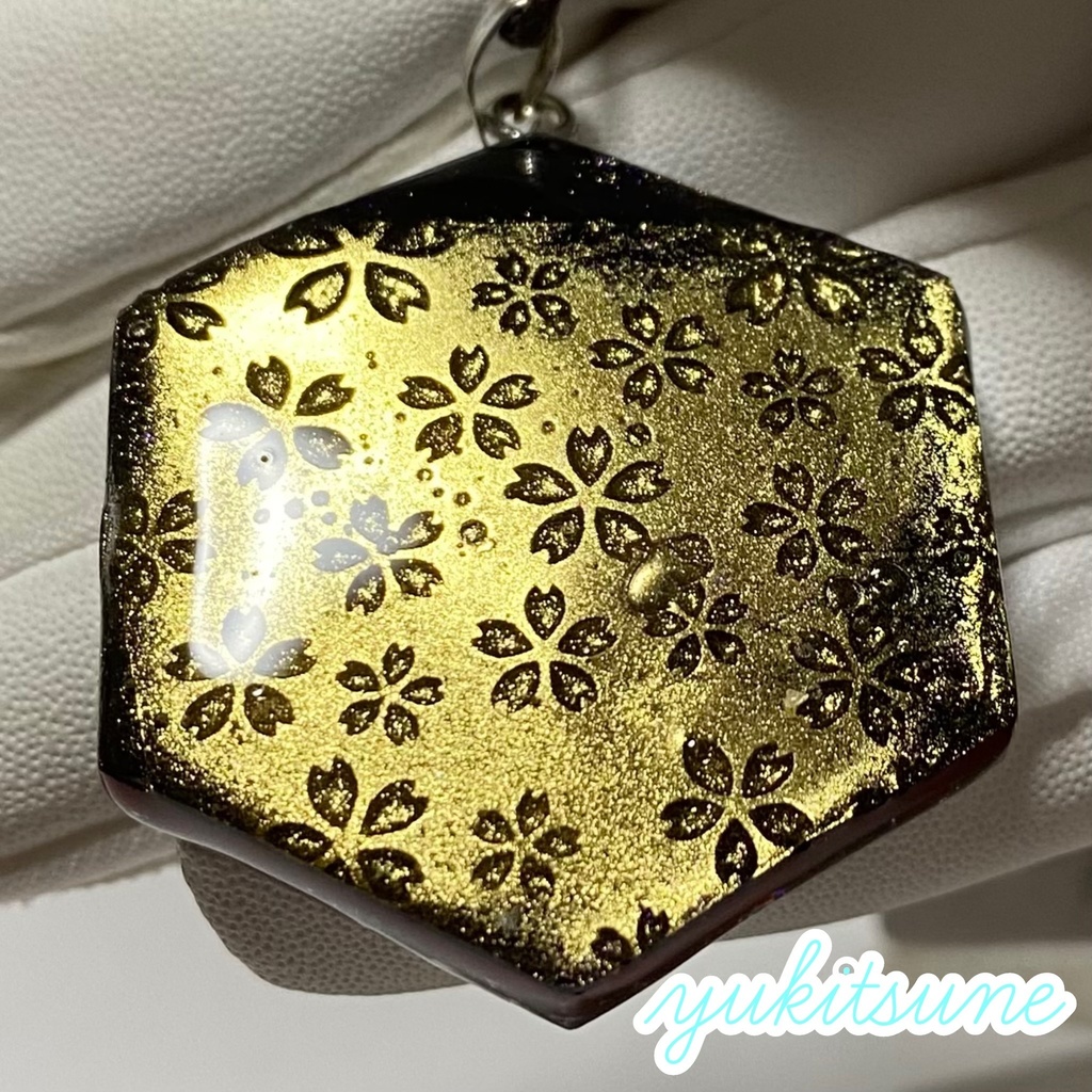 【No.135】ハンドメイド 和柄 レジン ネックレス ペンダント 雪狐レジン