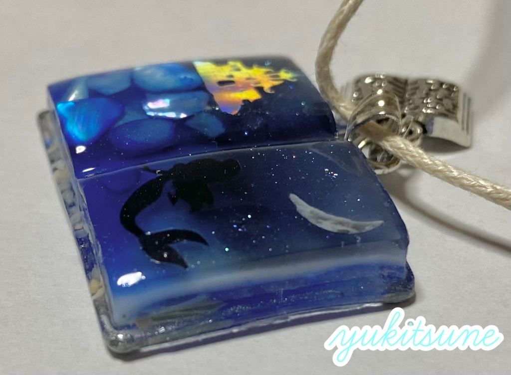 【No.145】ハンドメイド 御伽飾り 人魚姫 レジン 本 レジンアクセサリー ネックレス ペンダント 豆本 雪狐レジン