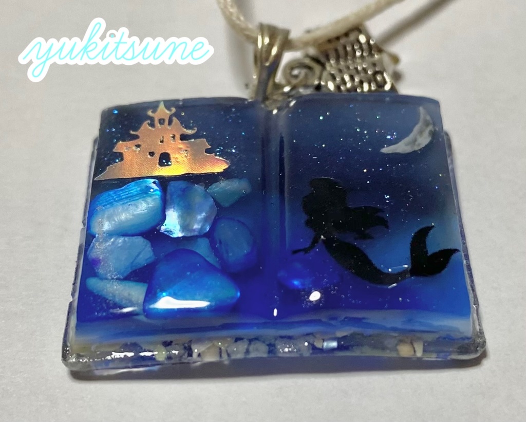 【No.145】ハンドメイド 御伽飾り 人魚姫 レジン 本 レジンアクセサリー ネックレス ペンダント 豆本 雪狐レジン
